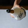 Snygg putsduk och vin i kristallklara glas