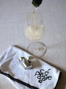 Vinglas med champagne och putsduk
